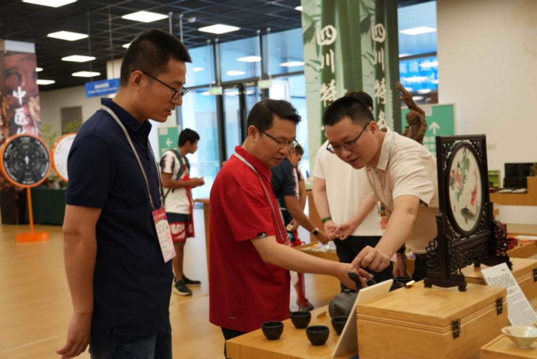 省PT视讯集团领导到大运村“有礼在四川”四川特色商品馆调研指导工作
