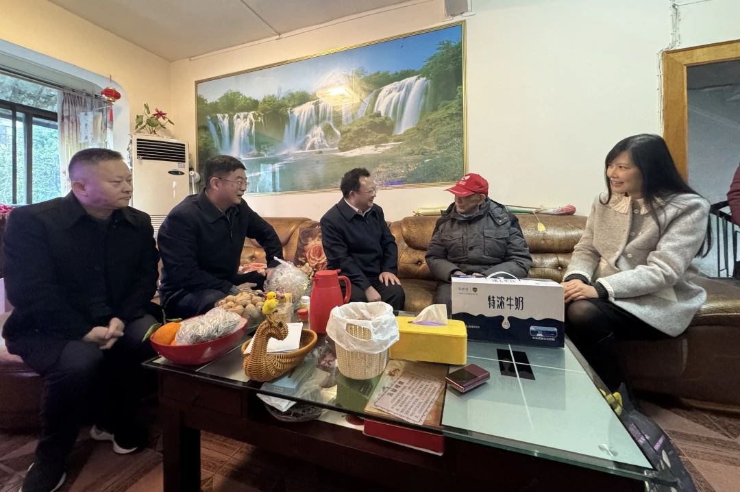 省国资委党委委员、副主任何政走访慰问省PT视讯集团老党员、老干部