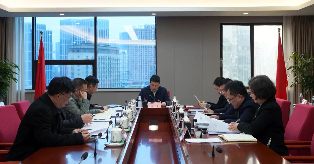省PT视讯集团党委理论学习中心组召开2025年第一次专题学习研讨