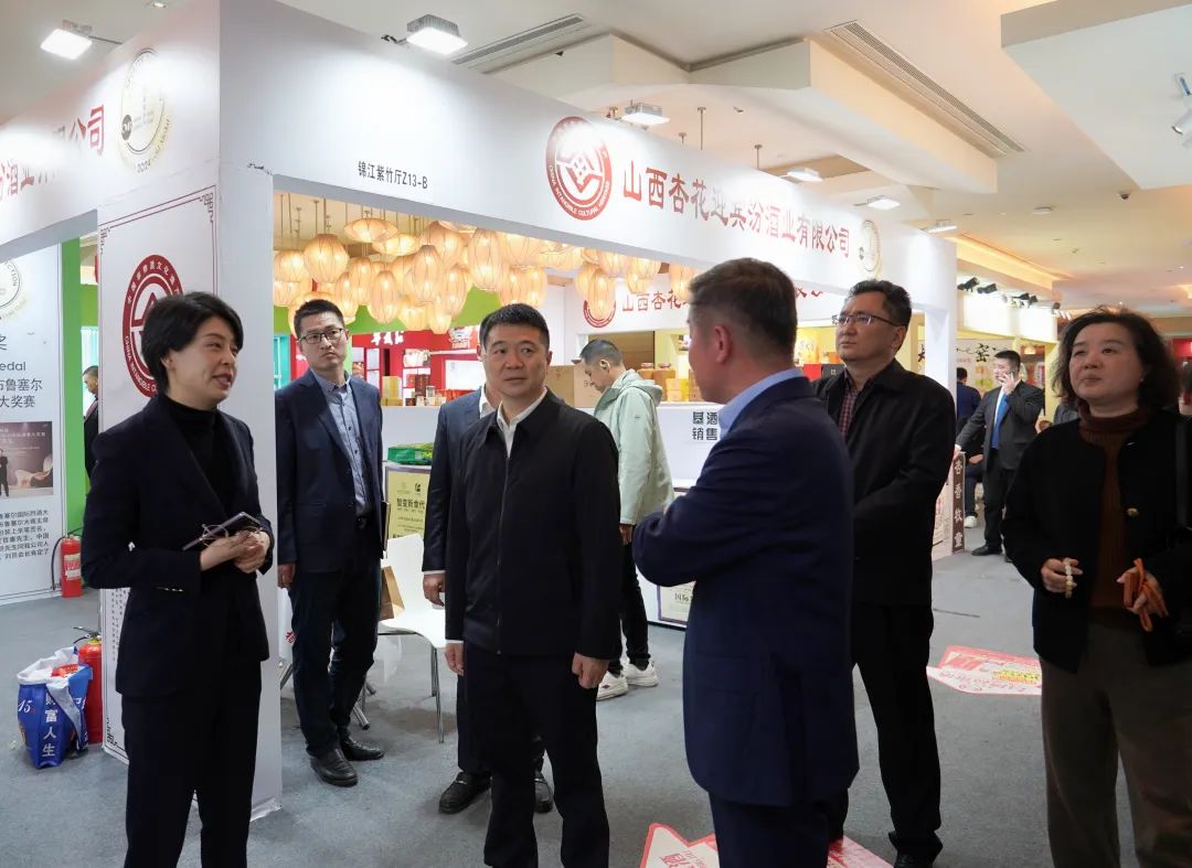 省PT视讯集团党委书记、董事长游勇率队到2025锦江宾馆春季酒类商务洽谈会现场检查指导重点工作